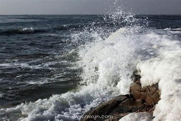 梦见大海上波涛汹涌