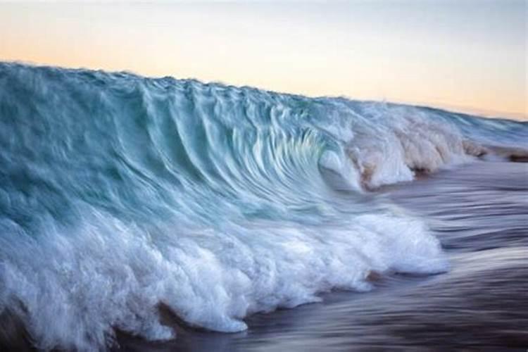 梦见大海波涛汹涌淹死人了