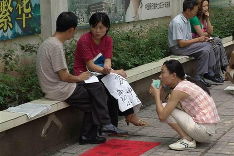 梦到亲人在河水里走来走去啥意思