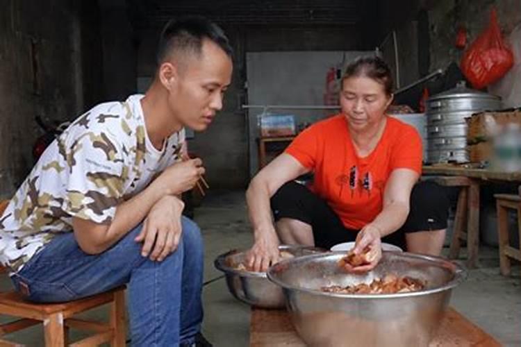 梦见好多坟地里走来走去好不好