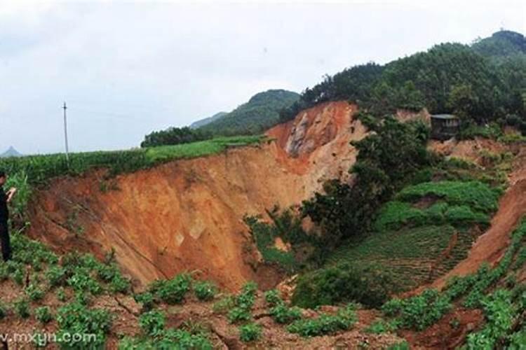 梦到地陷是什么意思