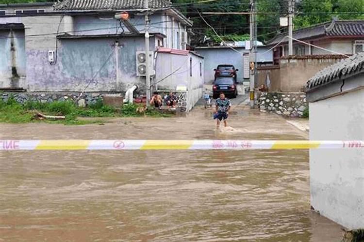 梦见洪水淹没了整个村庄,人在水下