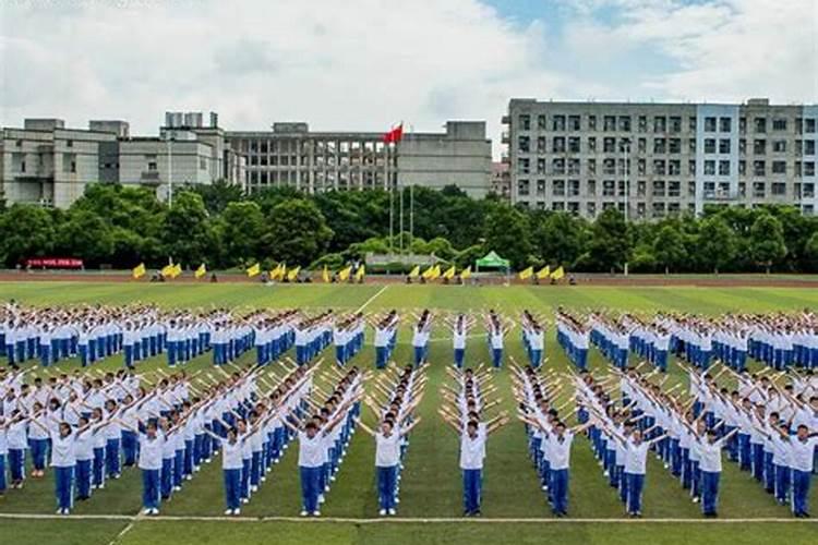 梦见初中同学男生追我是什么意思