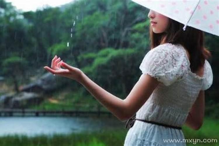 梦见下雨天在外面走路