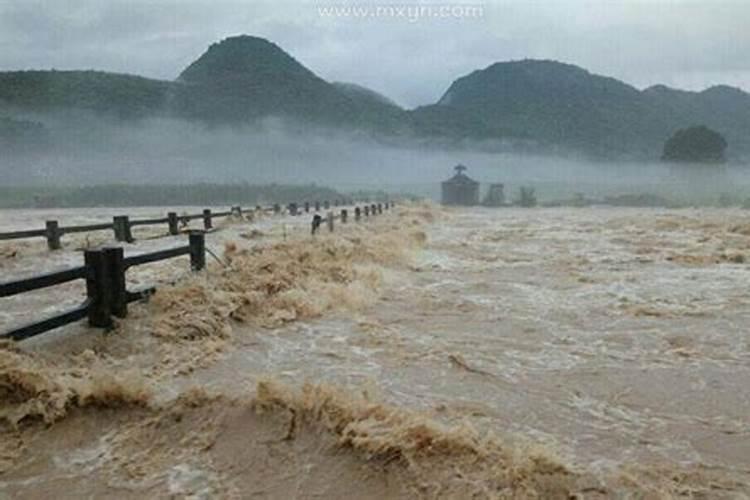 梦见道路被大水淹没