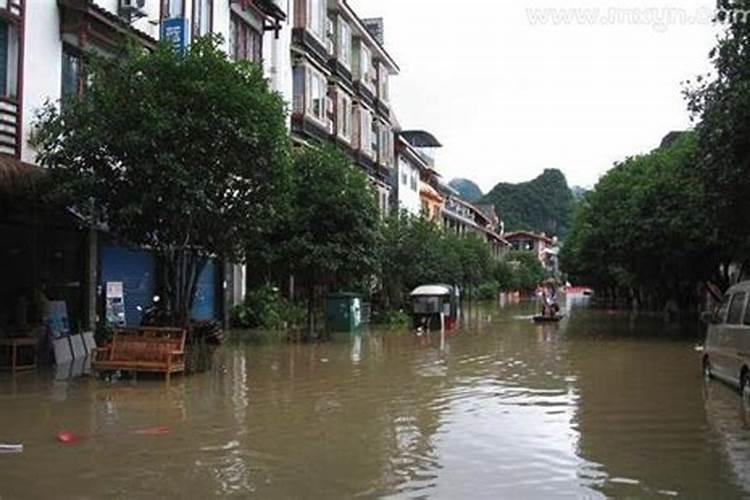 梦见道路被大水淹没