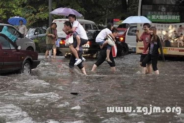 梦见大洪水冲走好多人