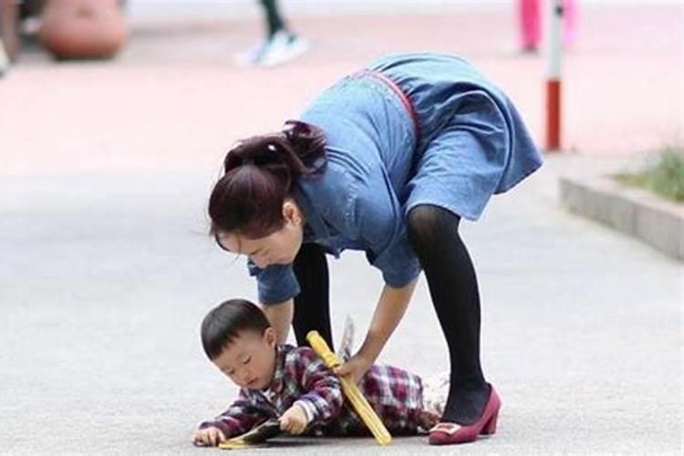 妈妈梦见怀孕女儿摔倒了什么意思呀解梦