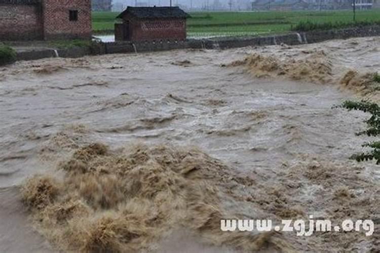 梦见大水突然涨上来是什么意思