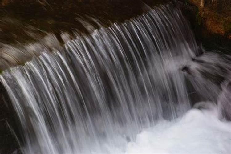 梦见水渠里流水清澈的水