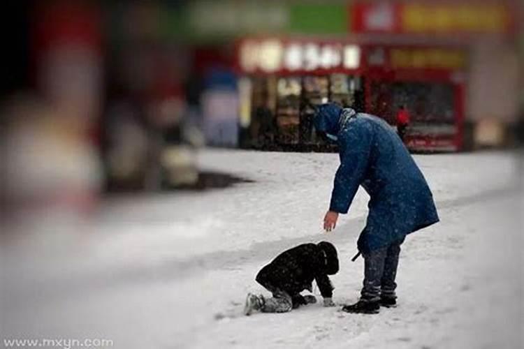 梦见老人摔倒什么意思呀周公解梦