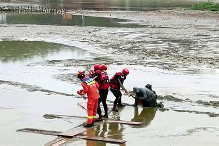 梦见抱小孩男孩拉屎