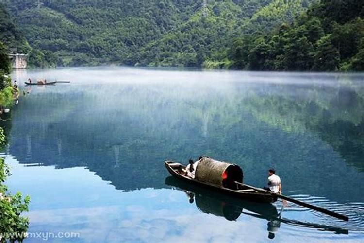 梦到湖水很清澈