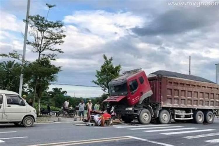 梦见车祸人死的很惨