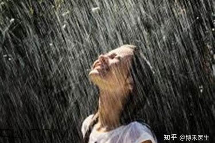 梦见淋雨了是怎么回事