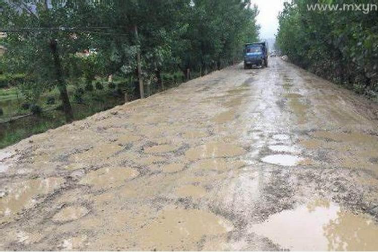 梦见雨天泥泞路上走