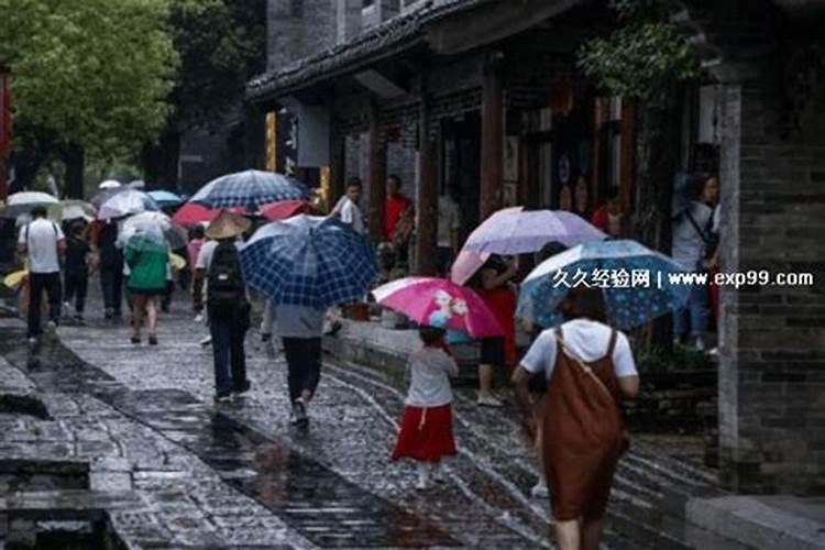 梦见路上下大雨,淋身上好不好