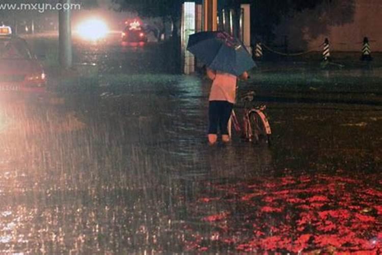 梦见路上下大雨,淋身上好不好