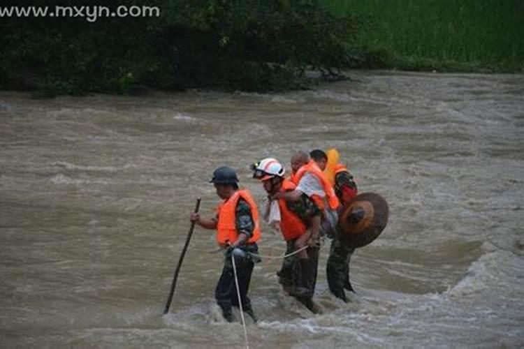 梦见发大水坐船逃跑