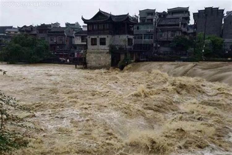 梦见涨洪水,水很浑浊过不了河