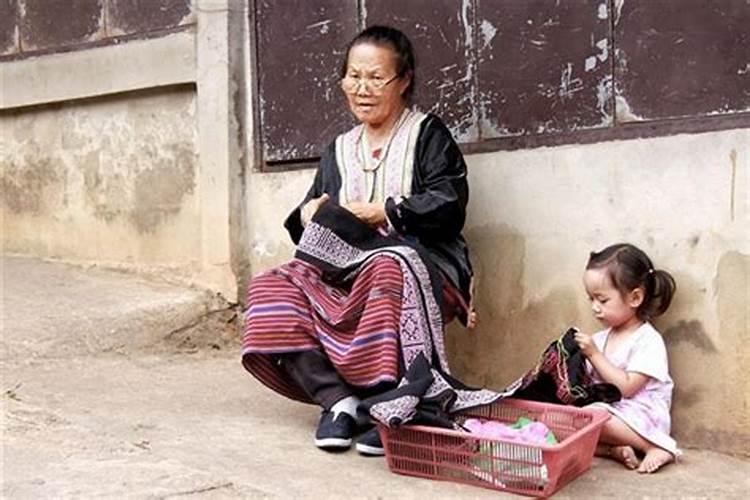 孕妇做梦梦到涨大水,还有好多小蛇在脚上是什么意思