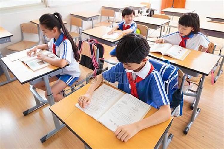 梦见回到初中上学好多学生