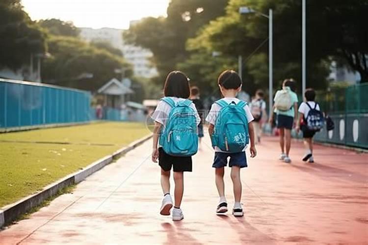 梦见回到初中上学好多学生