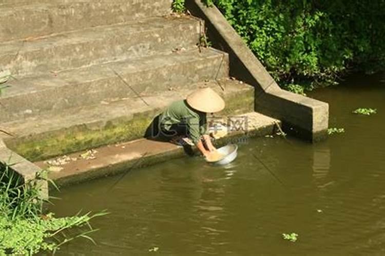 梦见河流水很清澈洗衣服飘过