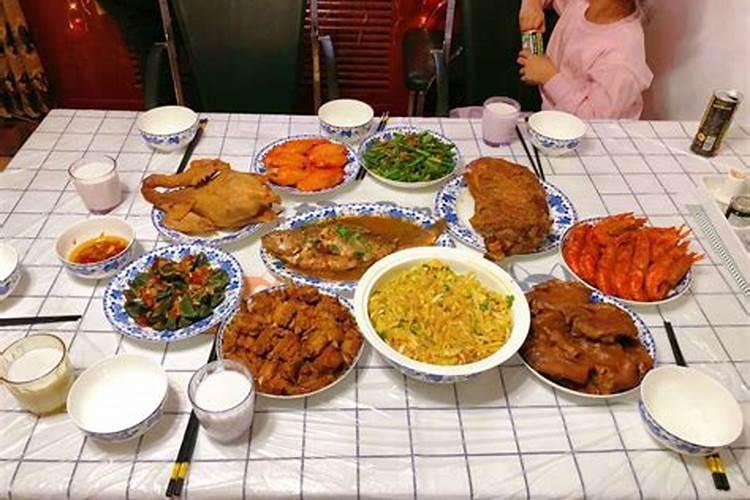 梦见吃年夜饭饭