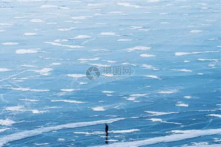 梦见大海结冰有人游泳是啥意思