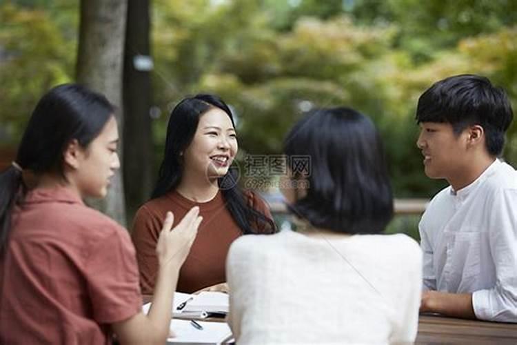 梦见几个老同学在一起聊天