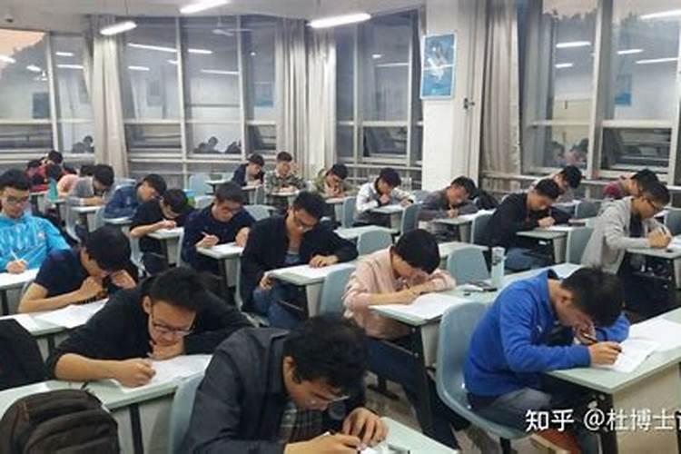 梦见自己回到学校上学考试