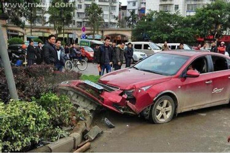 梦见看见别人出车祸是什么兆头