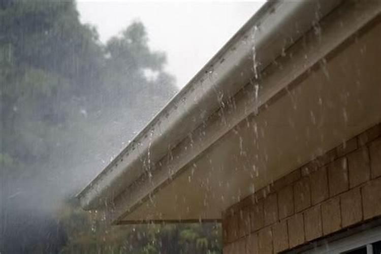 梦到下雨房子漏雨严重还掉瓦片啥意思