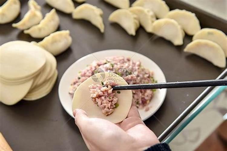 家乡的风俗冬至包饺子怎么写