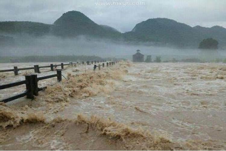 梦见洪水从山顶奔涌而来什么意思