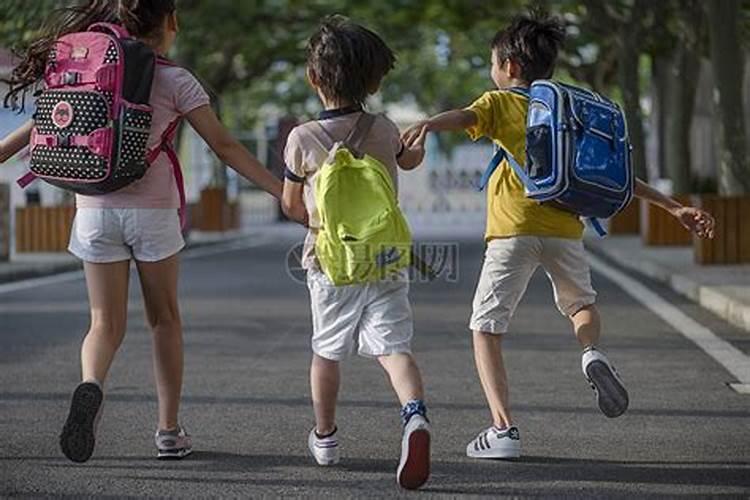 梦见路上很多学生