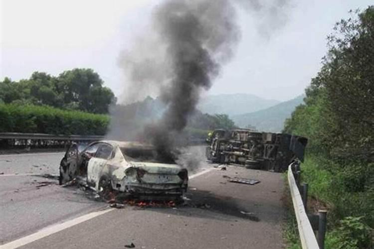 梦见车祸撞死人了躺在哪里