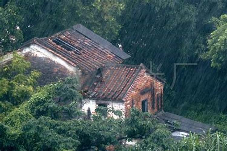 梦见自己家老房子下雨漏了