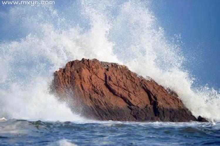 梦见大风大浪在海里游泳