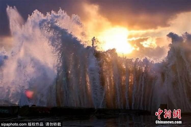 梦见大海上狂风巨浪