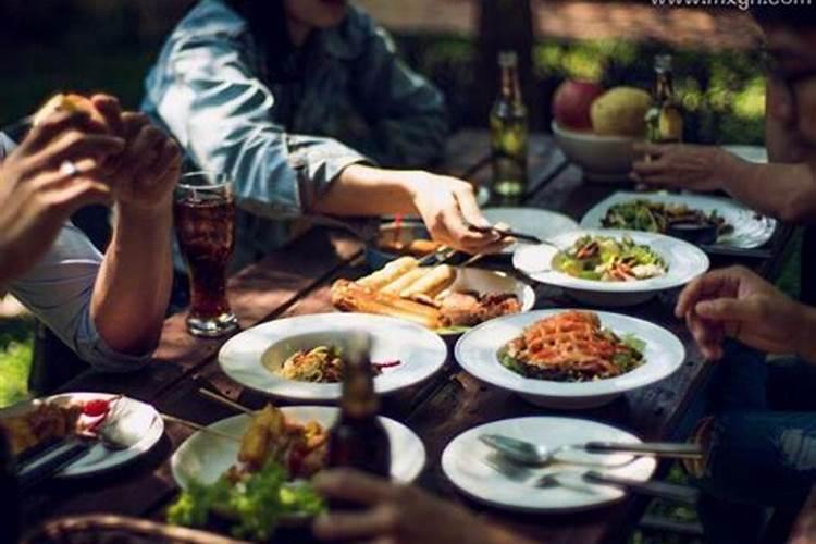 梦到老同学来家里做客吃饭