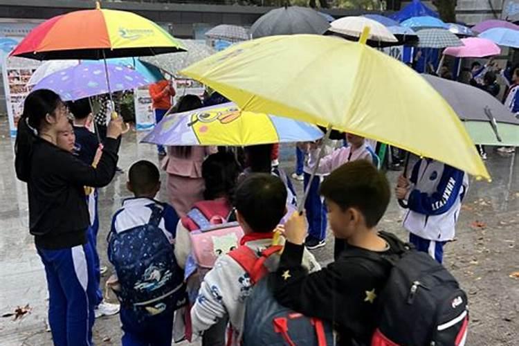 梦到自己放学回家的时候下雨了