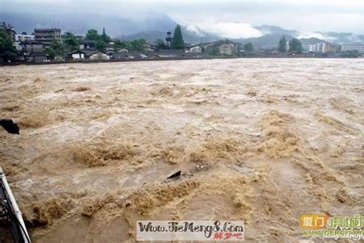 梦见洪水奔流而下的河水