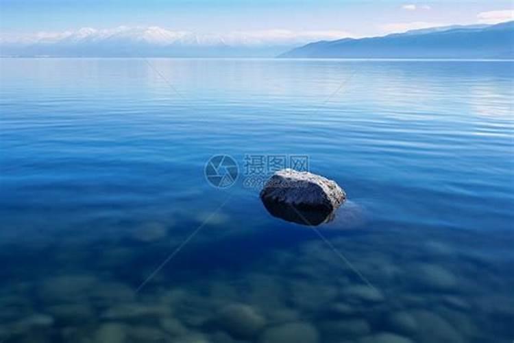 梦到平静的湖水突然狂风巨浪