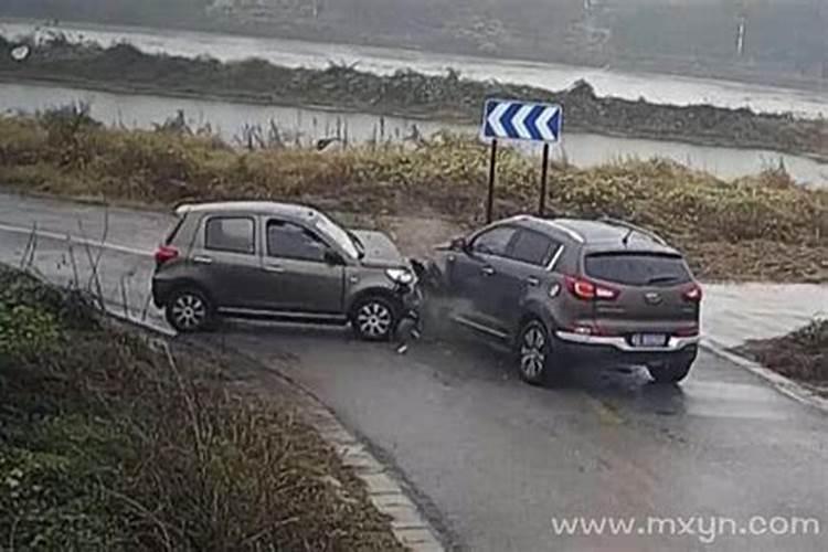 梦见坐飞机撞车什么预兆