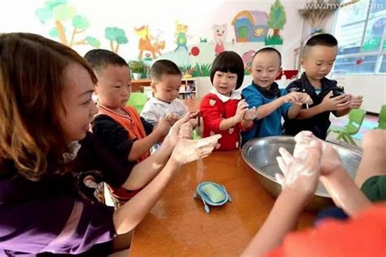 梦见好多小孩泡在水中