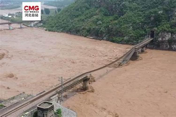 梦见洪水淹没道路但顺利通过桥