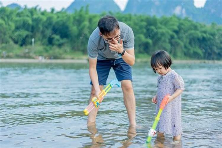 梦见和家人去河边玩