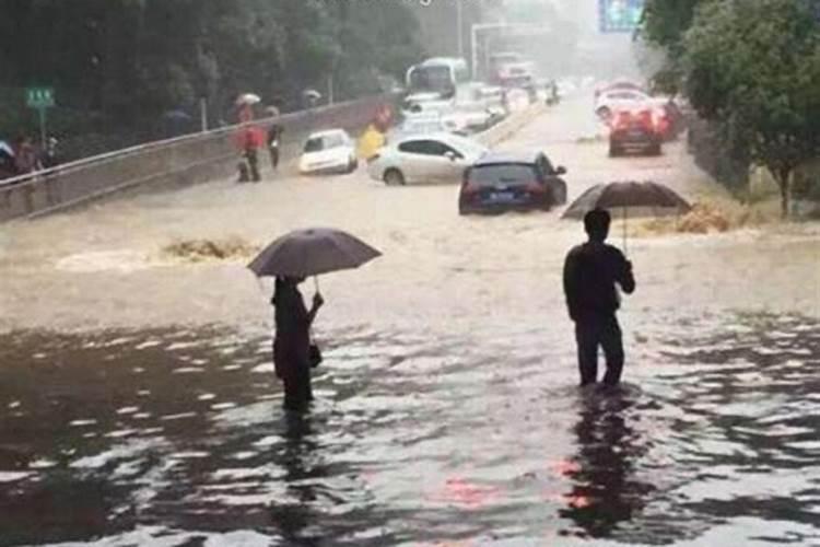 梦见大雨和洪水泛滥什么意思